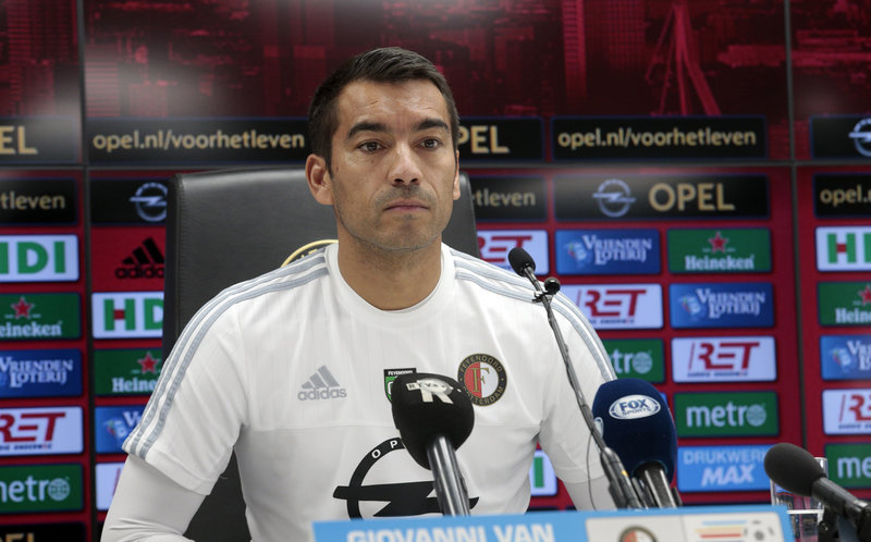 Van Bronckhorst: ‘Hard werken om vertrouwen terug te krijgen’