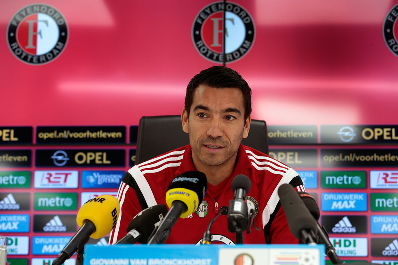 Van Bronckhorst: ‘We gaan zondag vol voor onze kans’